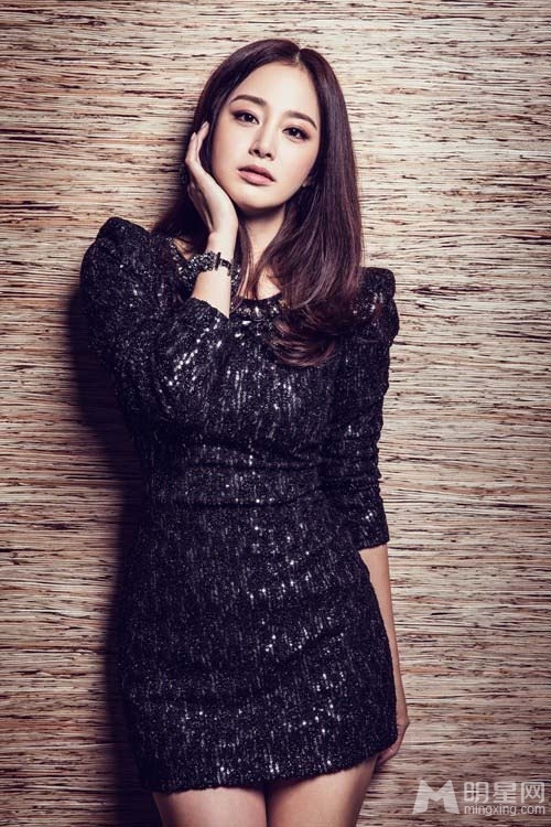 点击大图看下一张：韩星金泰熙时尚优雅写真 黑色裙装酷帅十足(5)