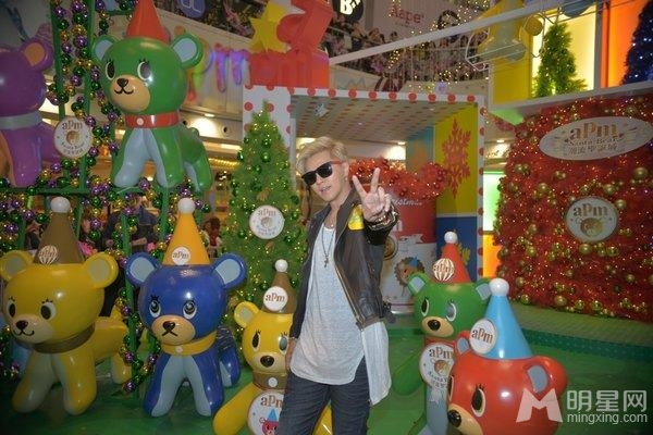 点击大图看下一张：罗志祥狮子吼香港签售火爆 与粉丝提前过圣诞(2)