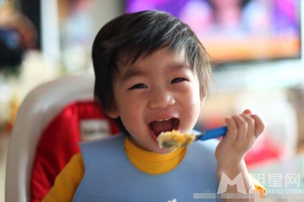 点击大图看下一张:爸爸去哪儿Kimi成长日记 可爱乖巧又帅气(23)