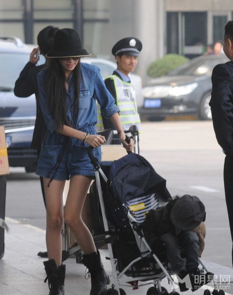 点击大图看下一张：林志颖撇kimi自行进机场 陈若仪现身秀美腿(0)