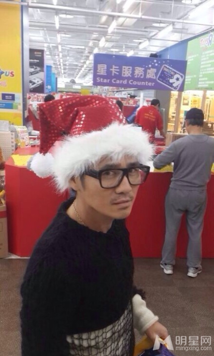 点击大图看下一张:明星搞怪迎圣诞 微博私照大搜刮(14)