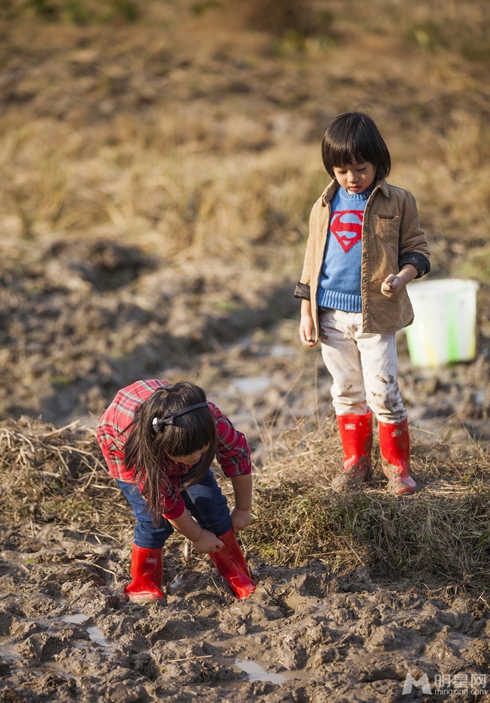 点击大图看下一张:爸爸去哪儿最新剧照 潮爸萌娃田间抓泥鳅(18)
