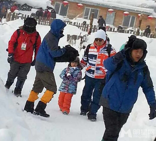 点击大图看下一张：爸爸去哪儿东北站剧照曝光 潮爸萌娃雪中欢乐(2)