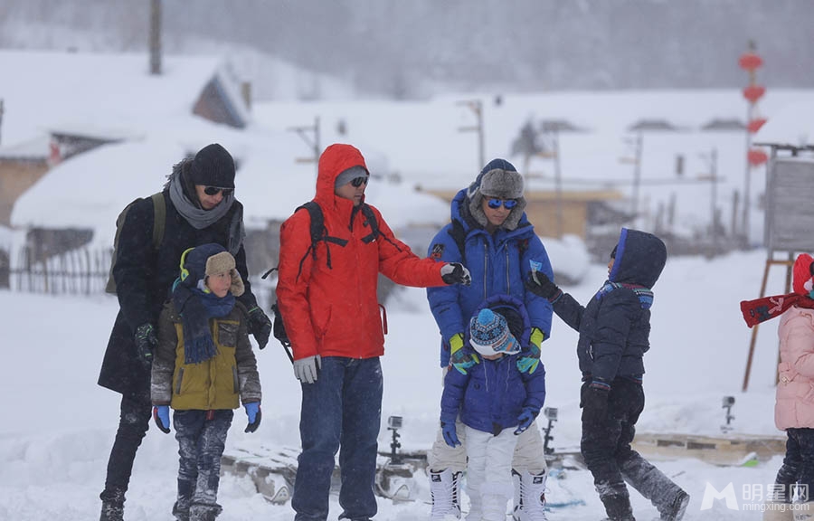 点击大图看下一张：爸爸去哪儿东北站剧照 萌娃的白雪童话世界(3)