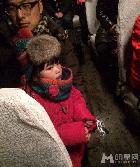 点击大图看下一张:爸爸去哪儿东北行飞机照曝光 萌娃潮爸欢乐多(6)