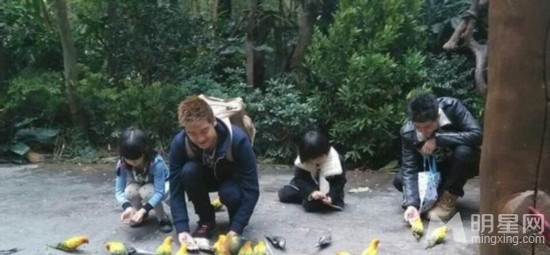 点击大图看下一张:爸爸去哪儿电影版最新花絮 萌娃喂小动物(9)