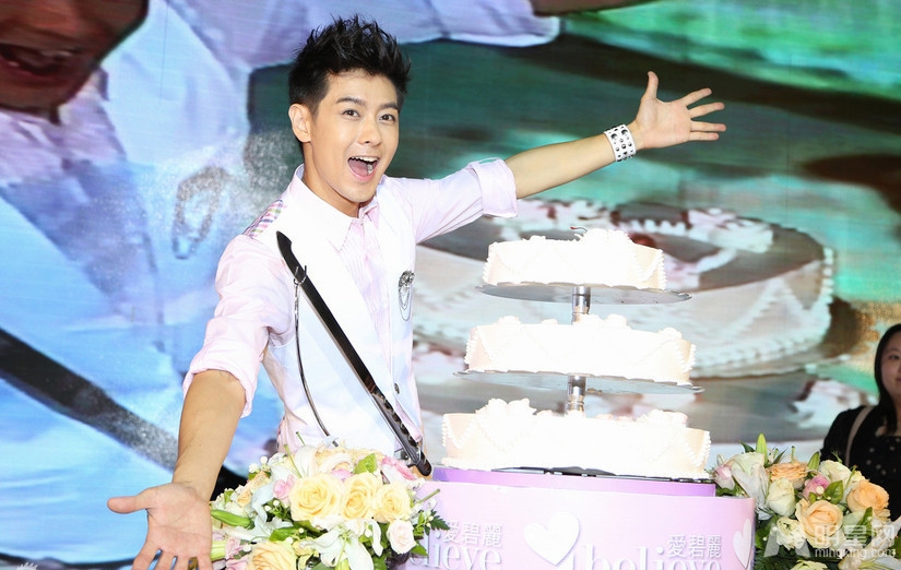 点击大图看下一张：林志颖庆祝39岁生日 与粉丝互动玩自拍(11)