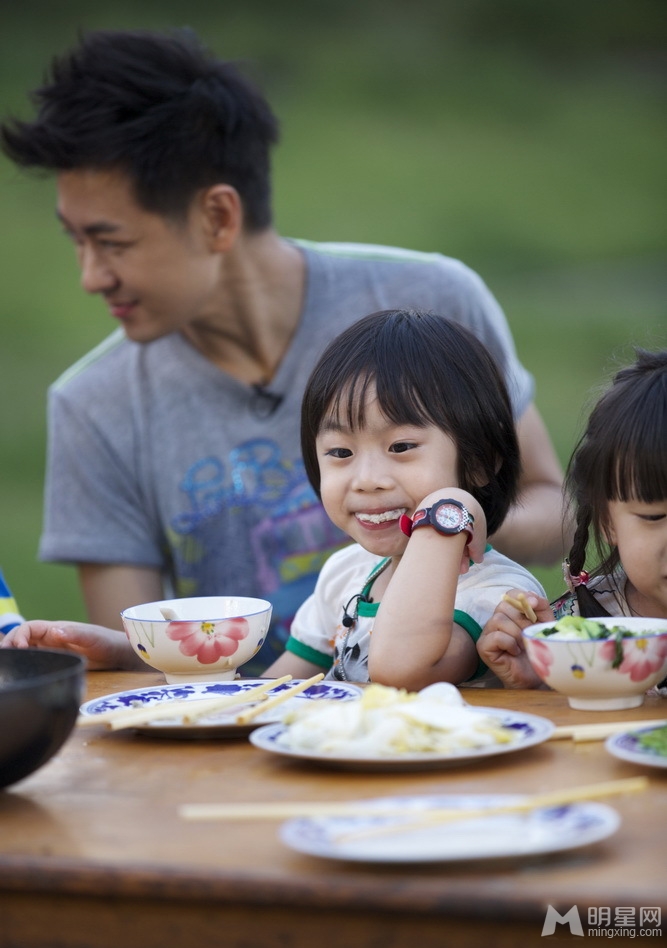 点击大图看下一张：爸爸去哪儿最新现场照 各位宝贝齐卖萌(13)