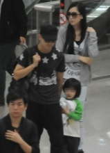 林志颖携老婆儿子现身上海浦东机场