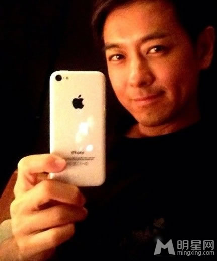 点击大图看下一张：林志颖大晒iPhone5C 网友热议质疑真假(0)