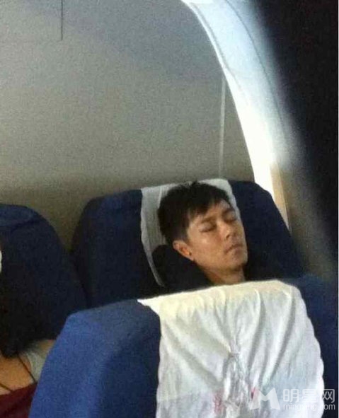 点击大图看下一张：林志颖素颜照曝光 机场睡觉遭偷拍(4)