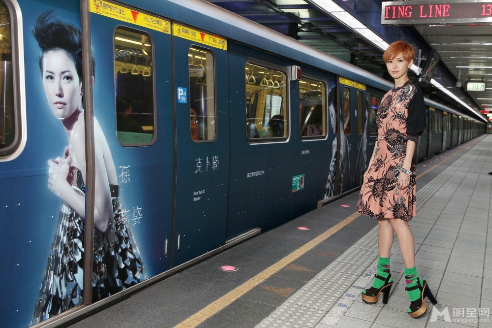 点击大图看下一张：孙燕姿亮相宣传新专辑 打造肖像地铁列车(7)