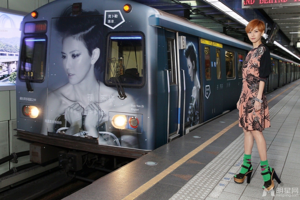 点击大图看下一张：孙燕姿亮相宣传新专辑 打造肖像地铁列车(3)