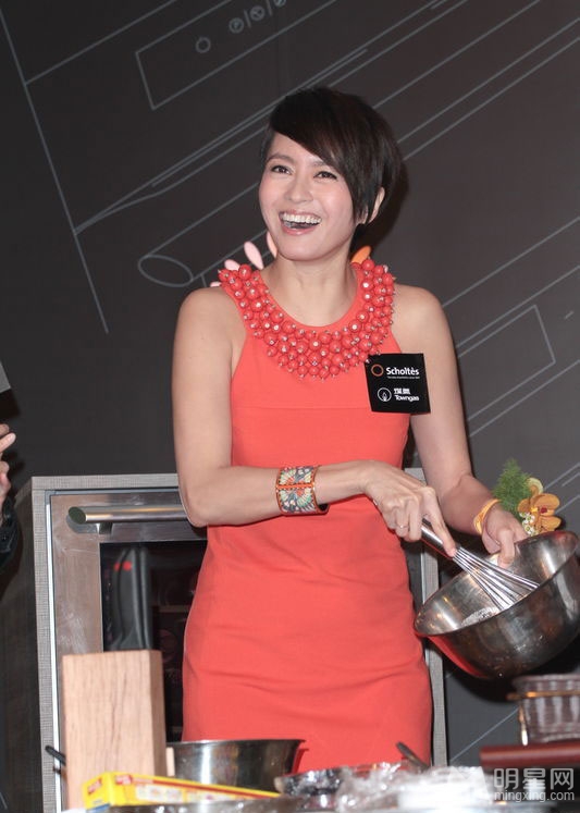点击大图看下一张：梁咏琪出席品牌活动 分享与老公的厨房甜蜜(2)