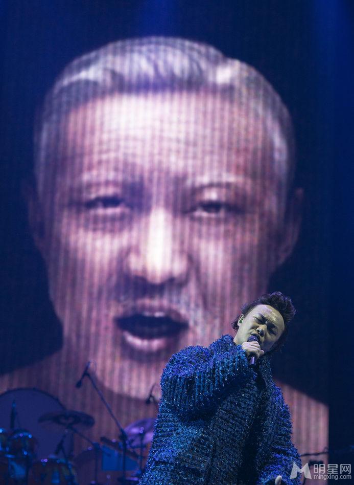 点击大图看下一张：陈奕迅新舞台买亿万保险 长沙惊悚老年妆开唱(3)