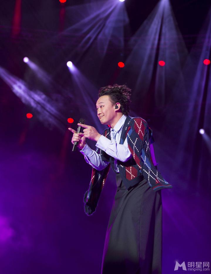 点击大图看下一张：陈奕迅新舞台买亿万保险 长沙惊悚老年妆开唱(9)
