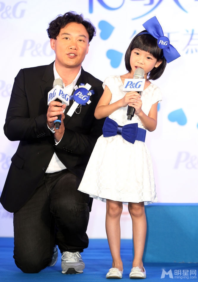 点击大图看下一张:陈奕迅来台出席活动 与童星乔乔比鬼脸(21)