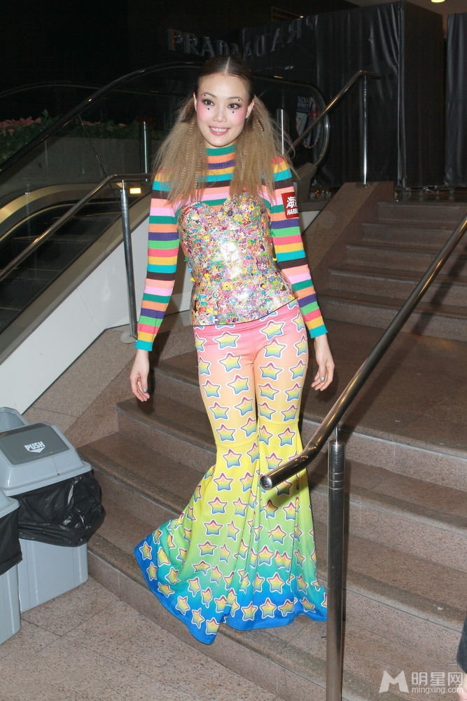 点击大图看下一张:容祖儿傻妞装亮相活动(11)