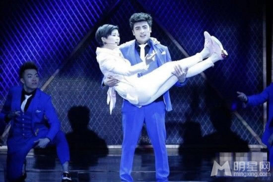点击大图看下一张：李宇春演唱会竟被男舞伴抱摔在地 粉丝惊吓(0)