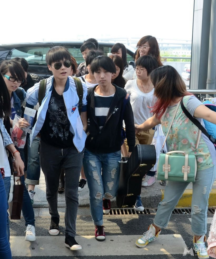 点击大图看下一张：李宇春墨镜现身上海机场 遭粉丝围堵(0)