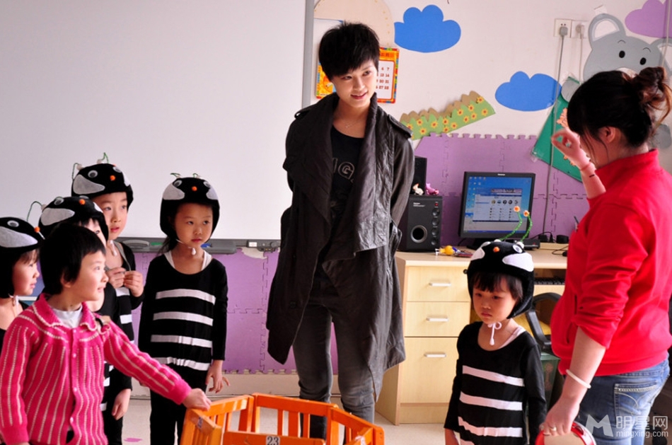 点击大图看下一张：李宇春探访听障儿童(5)