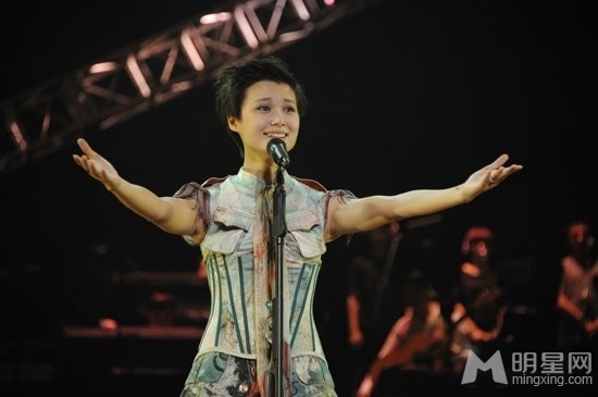 点击大图看下一张：李宇春上海演唱会 几度激动飙泪(2)