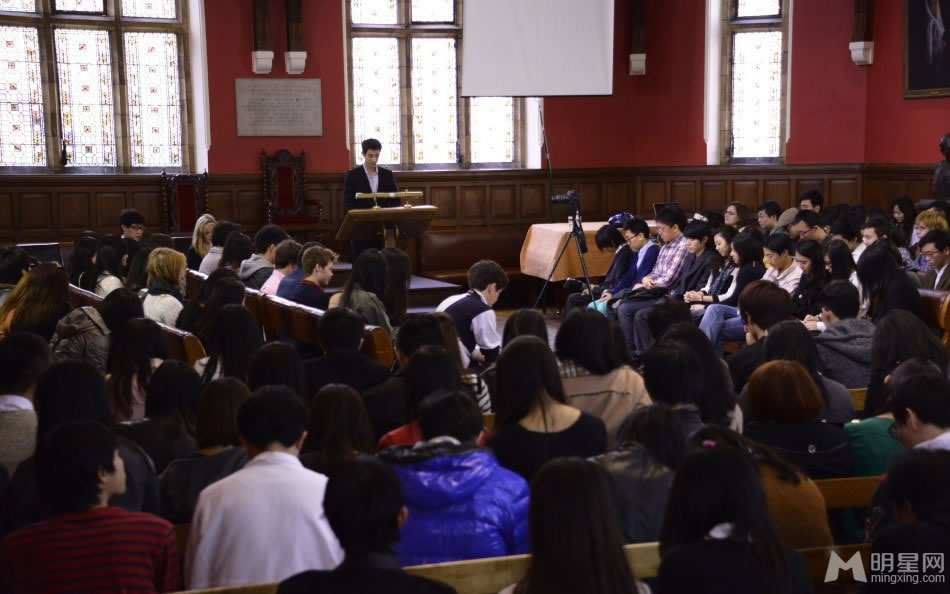 点击大图看下一张：王力宏牛津大学演讲 带领学生为地震遇难者默哀(0)