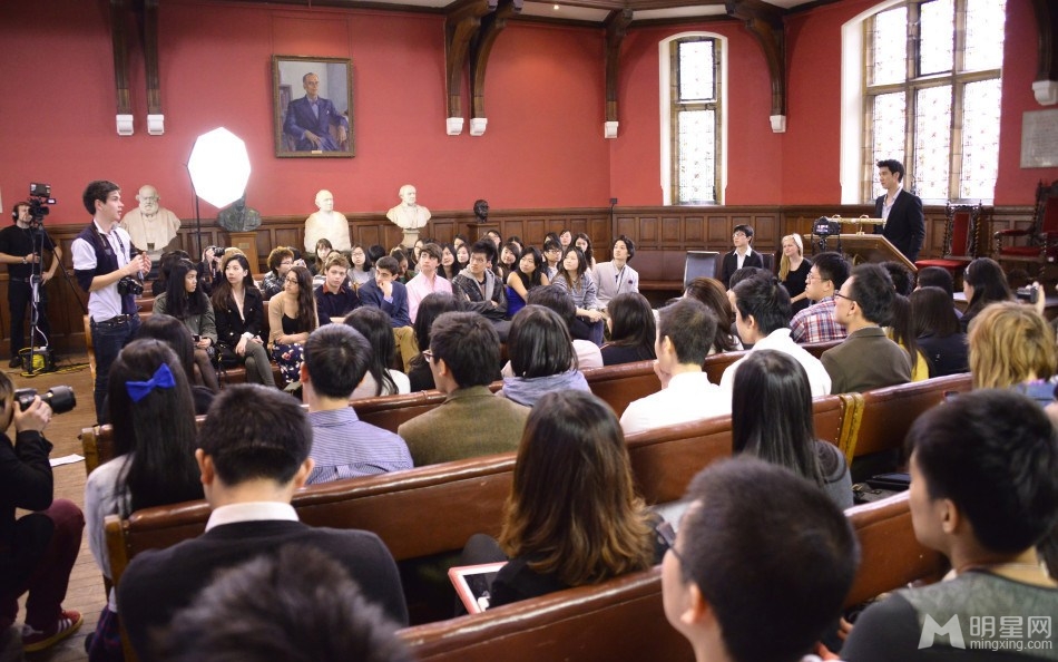 点击大图看下一张：王力宏牛津大学演讲 带领学生为地震遇难者默哀(5)