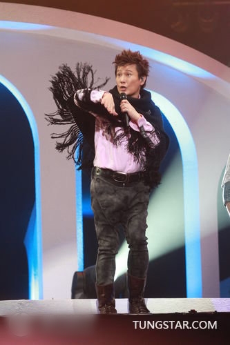 点击大图看下一张:张信哲红馆开演唱会 深情演绎哲式情歌(15)