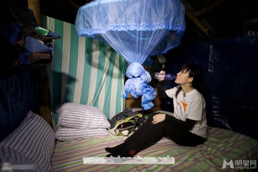 点击大图看下一张:周慧敏素颜助阵公益活动 为孩童剪发显亲和(19)