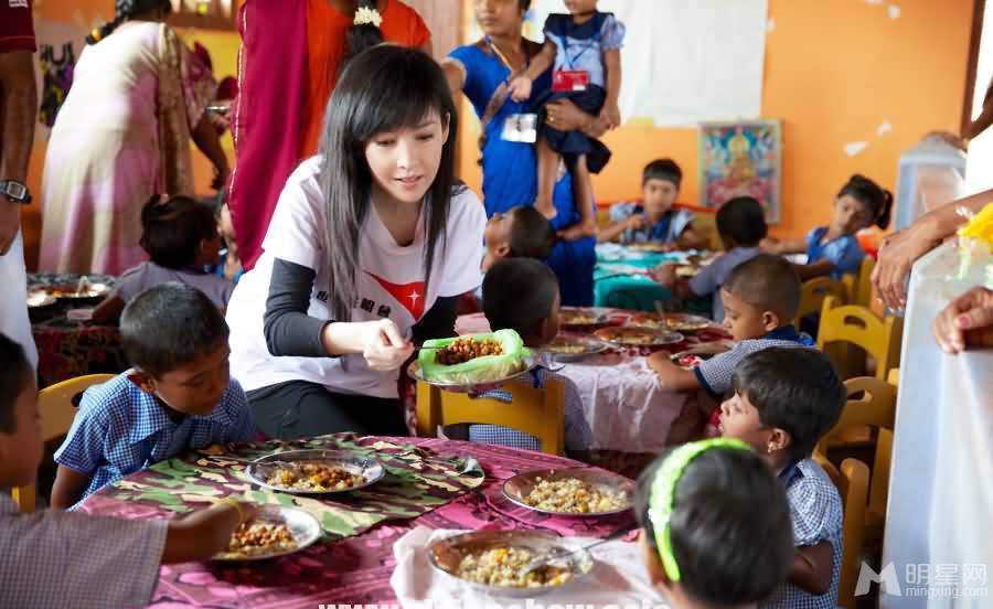 点击大图看下一张:周慧敏素颜助阵公益活动 为孩童剪发显亲和(34)