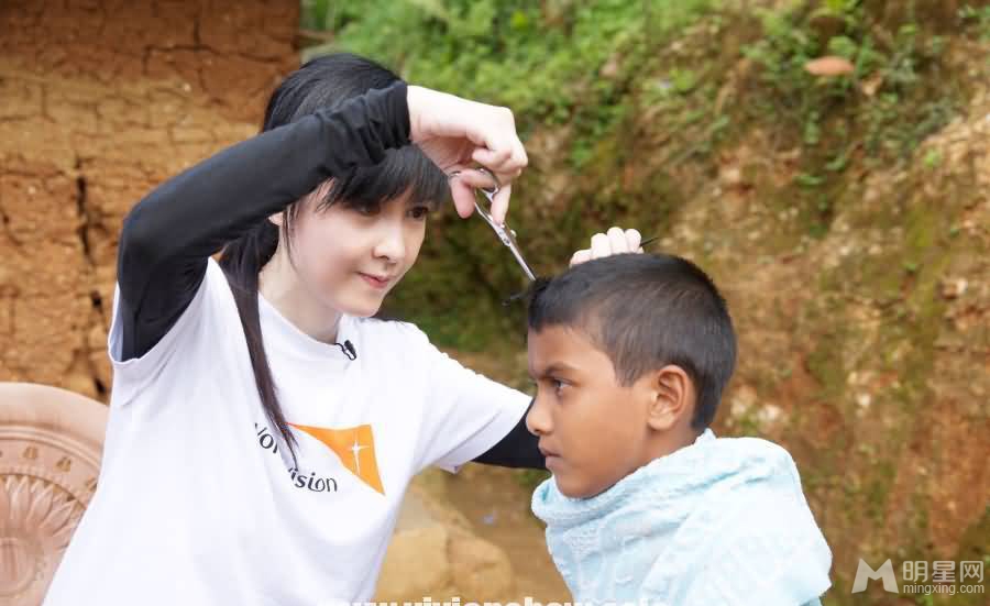 点击大图看下一张:周慧敏素颜助阵公益活动 为孩童剪发显亲和(39)