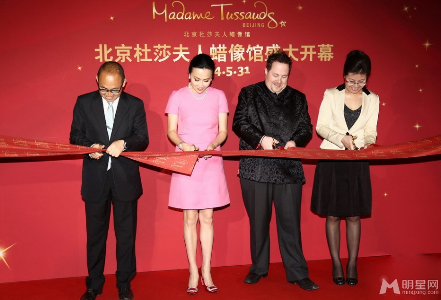 点击大图看下一张:刘嘉玲粉裙现身北京蜡像馆 与蜡像真假难辨(9)