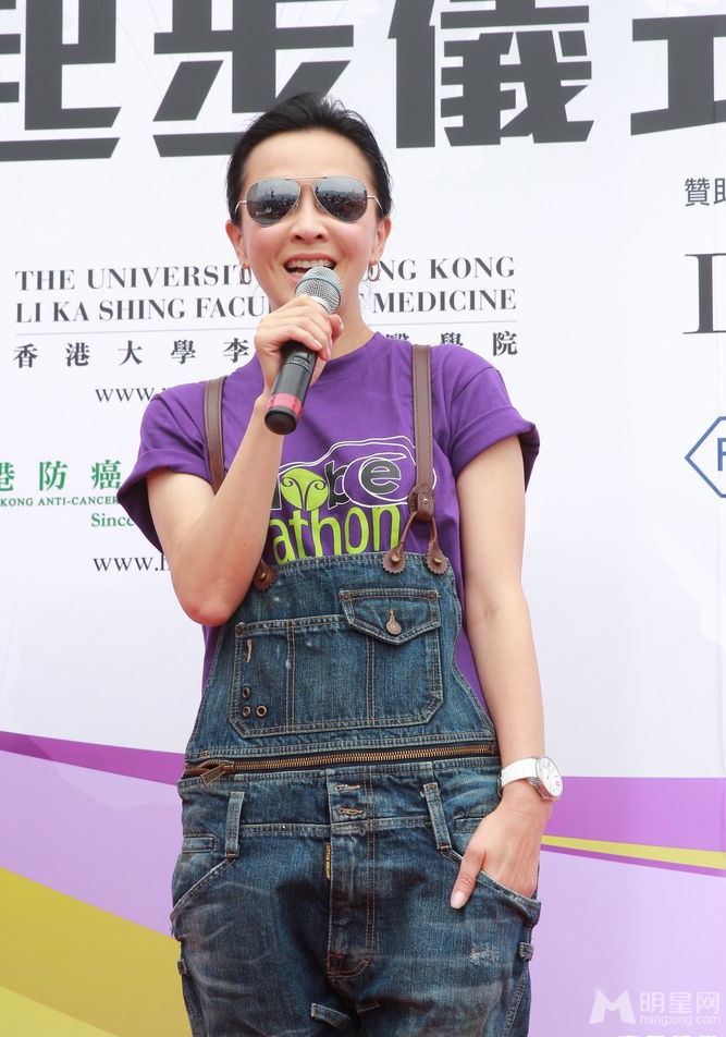 点击大图看下一张：刘嘉玲休闲t恤出席抗癌筹款活动 (5)