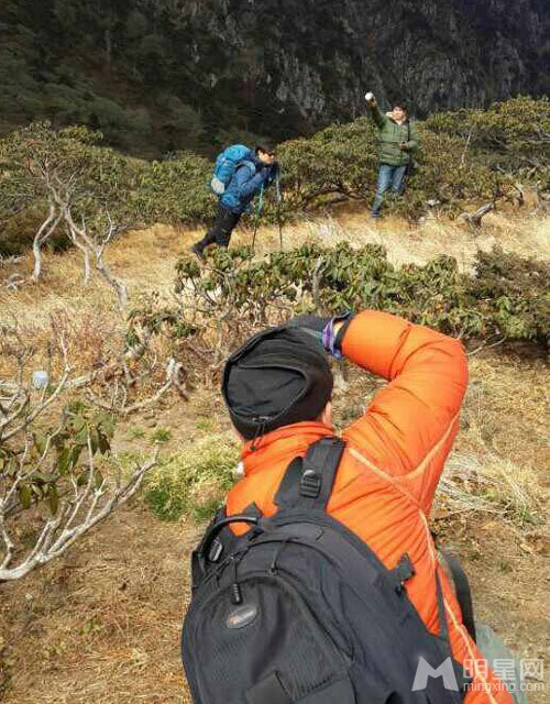 点击大图看下一张：汪峰登山照曝光 网友调侃白爬了又没上头条(4)