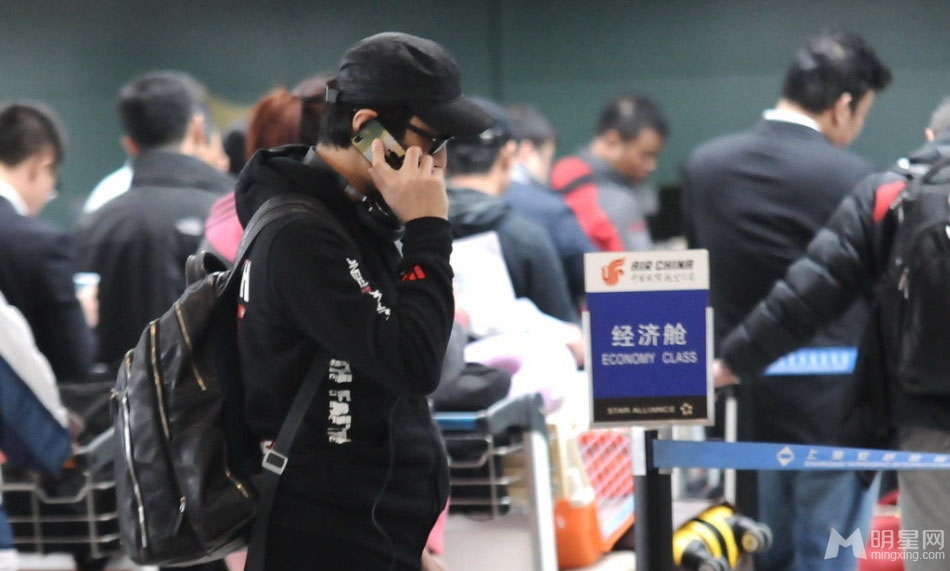 点击大图看下一张：汪峰黑装现身上海机场 忙与章子怡煲电话粥 (3)