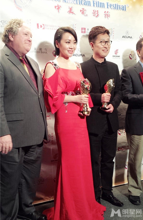 点击大图看下一张：中美电影节颁奖礼 闫妮红裙亮相优雅动人(3)