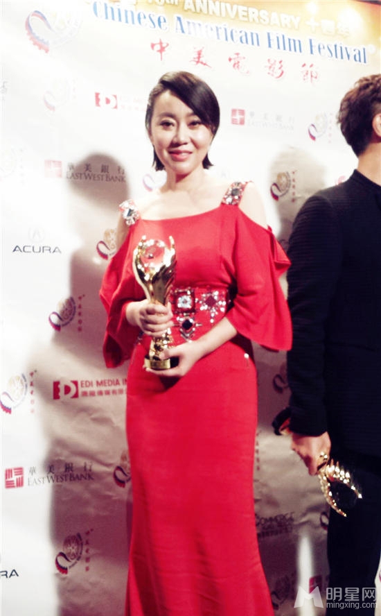 点击大图看下一张：中美电影节颁奖礼 闫妮红裙亮相优雅动人(5)
