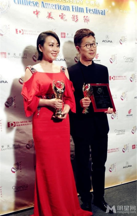 点击大图看下一张：中美电影节颁奖礼 闫妮红裙亮相优雅动人(0)