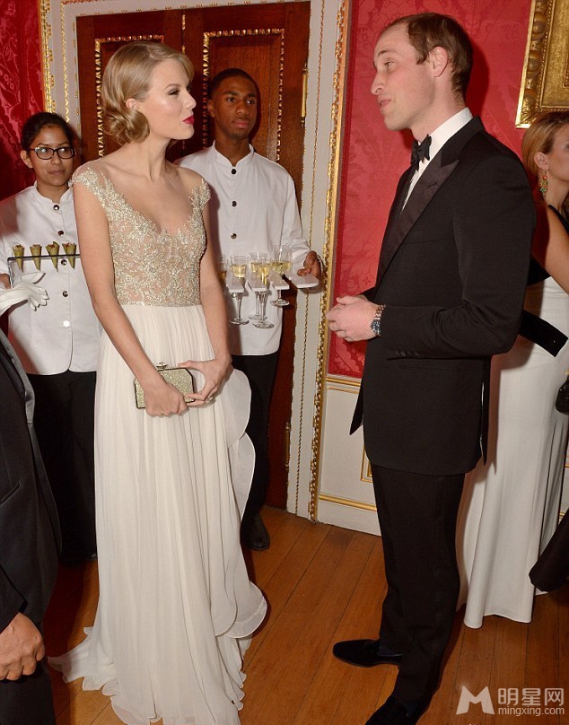 点击大图看下一张：泰勒白色水钻裙优雅性感亮相 与威廉王子热聊(2)