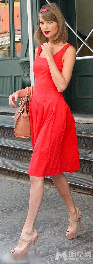点击大图看下一张：泰勒·斯威夫特妖娆红裙现身纽约街头(7)