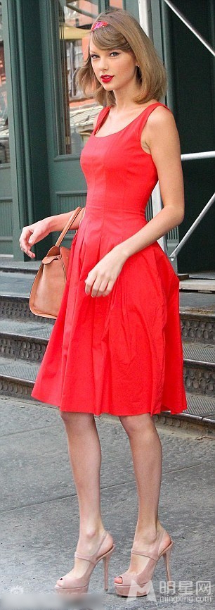 点击大图看下一张：泰勒·斯威夫特妖娆红裙现身纽约街头(6)