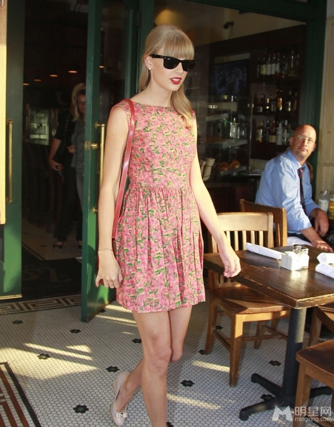 点击大图看下一张：泰勒·斯威夫特露背裙装现身某餐厅 秀美背长腿(2)