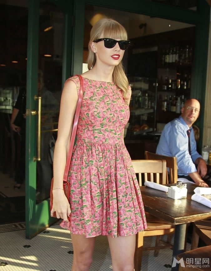点击大图看下一张：泰勒·斯威夫特露背裙装现身某餐厅 秀美背长腿(0)