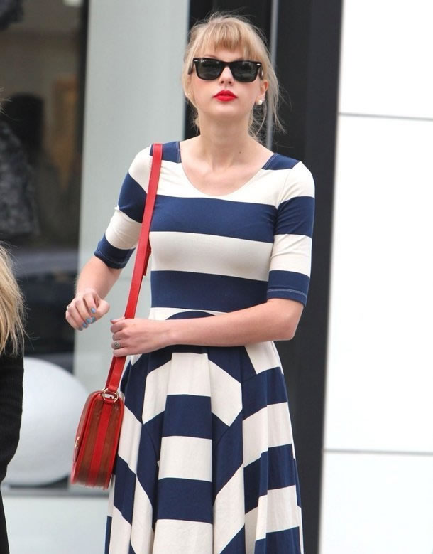 点击大图看下一张：泰勒·斯威夫特蓝白条纹裙引领时尚(0)