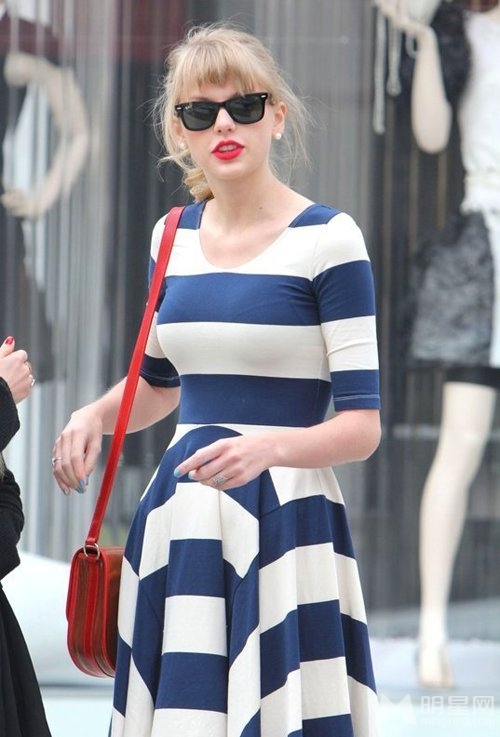 点击大图看下一张：泰勒·斯威夫特蓝白条纹裙引领时尚(5)