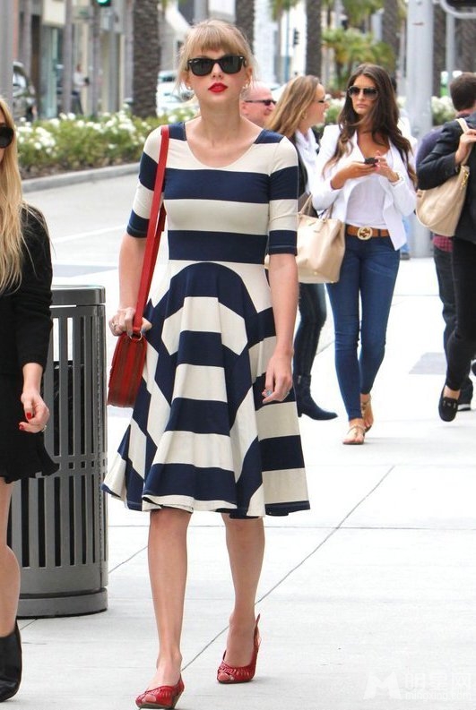 点击大图看下一张：泰勒·斯威夫特蓝白条纹裙引领时尚(6)