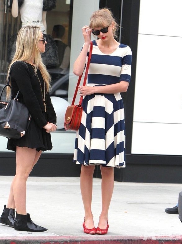 点击大图看下一张：泰勒·斯威夫特蓝白条纹裙引领时尚(3)