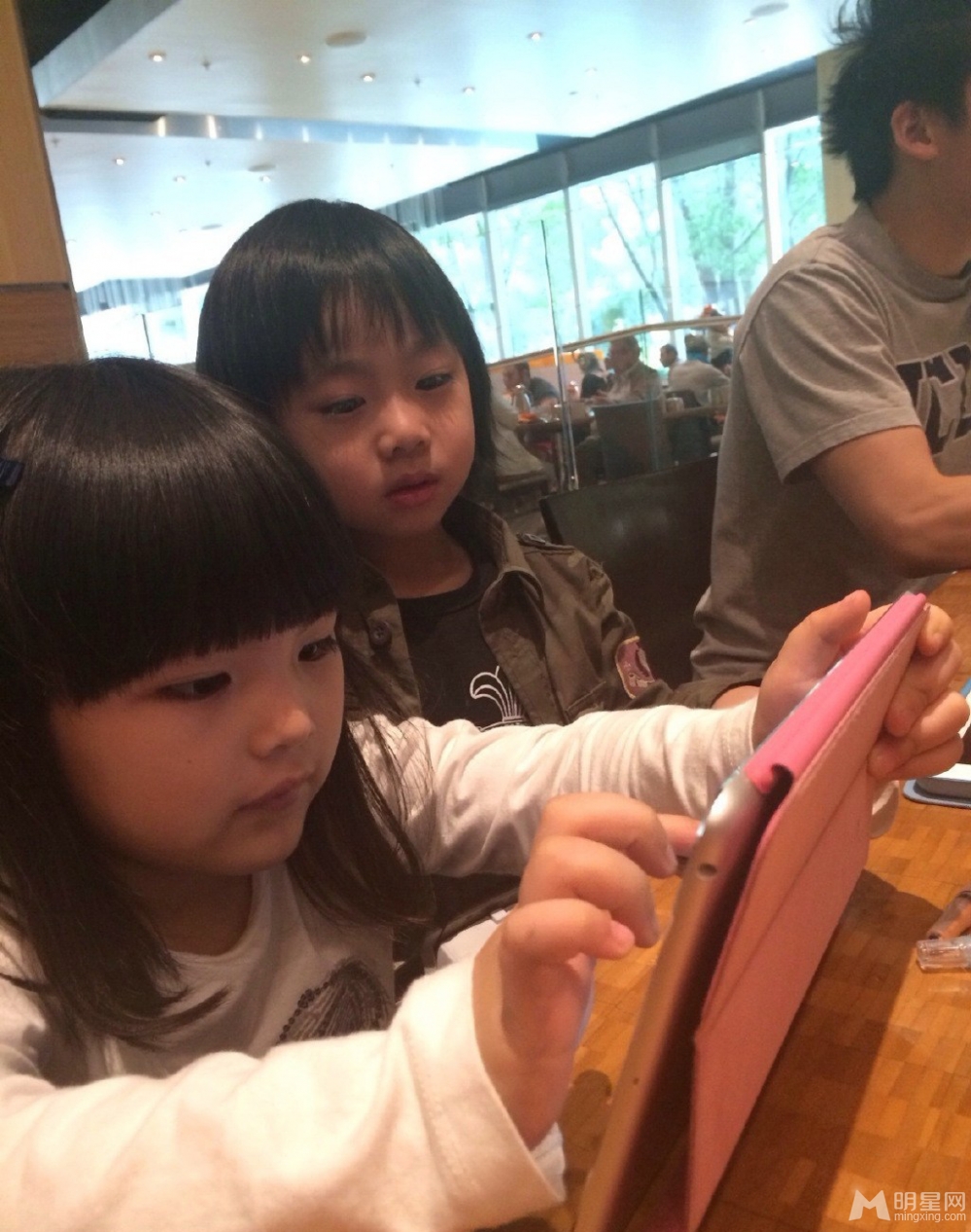 点击大图看下一张: Angela与Kimi美国度假照 亲密无间(9)