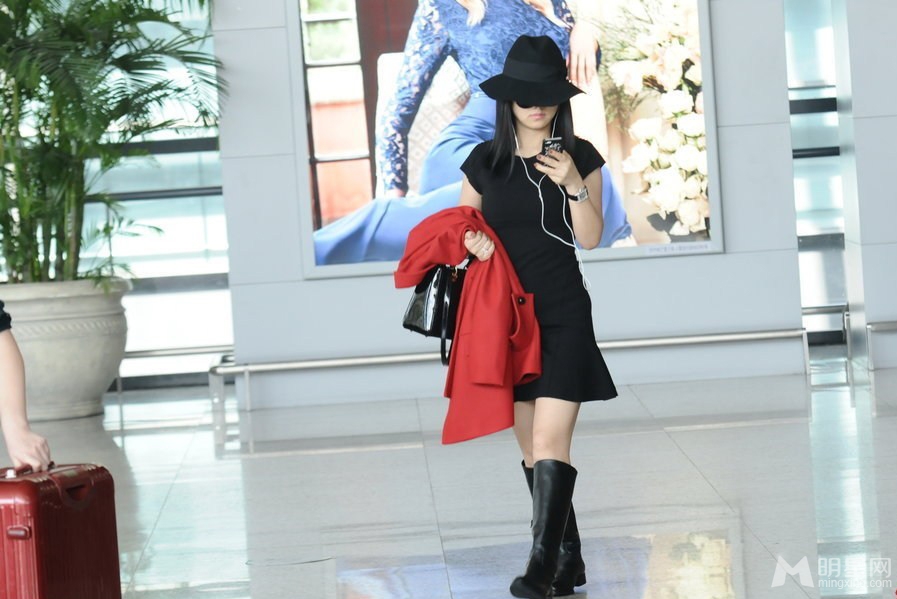 点击大图看下一张：李湘现身上海虹桥机场 穿黑色短裙气场十足(5)